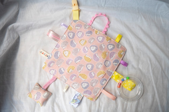 彌月禮盒 | 八重紗口水巾、安撫巾、奶嘴夾 | 粉色刺蝟 第3張的照片