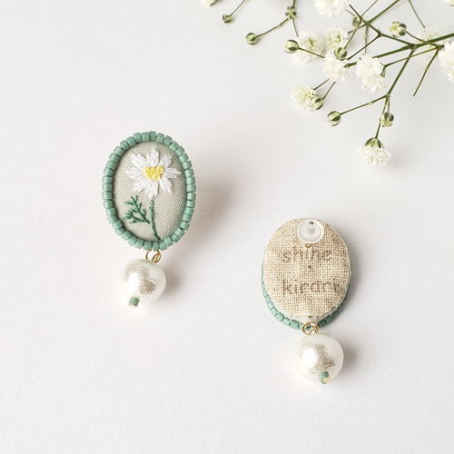 ホワイトコスモス刺繍 くすみミントビーズ刺繍 イヤリング
