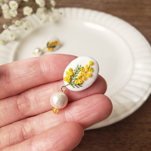 特集掲載】小粒で可憐なミモザ刺繍 ビーズ刺繍 イヤリング
