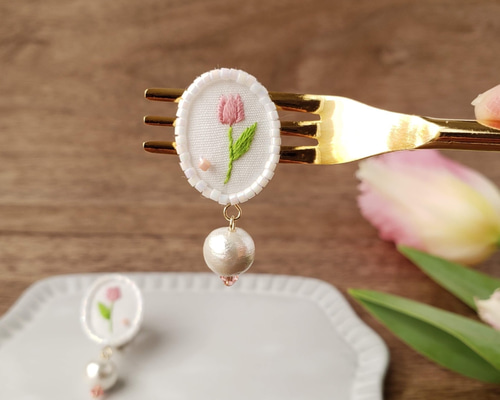 上品 柔らかな大人女子チューリップ刺繍 ビーズ刺繍 イヤリング/ピアス 