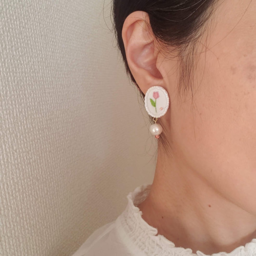 上品 柔らかな大人女子チューリップ刺繍 ビーズ刺繍 イヤリング/ピアス  