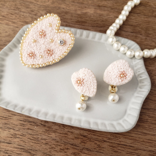 桜染め刺繍糸で桜の花びら ビーズ刺繍 刺繍 ブローチ ブローチ
