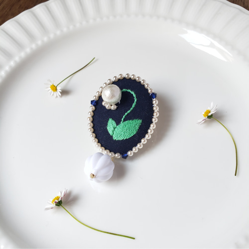 上品 清楚な すずらん刺繍 ブローチ ブローチ shinekirari 通販