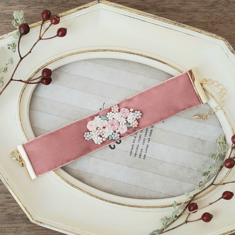 ベルベットリボンに　ブーケの刺繍・ビーズ刺繍　ブレスレット　ピンク