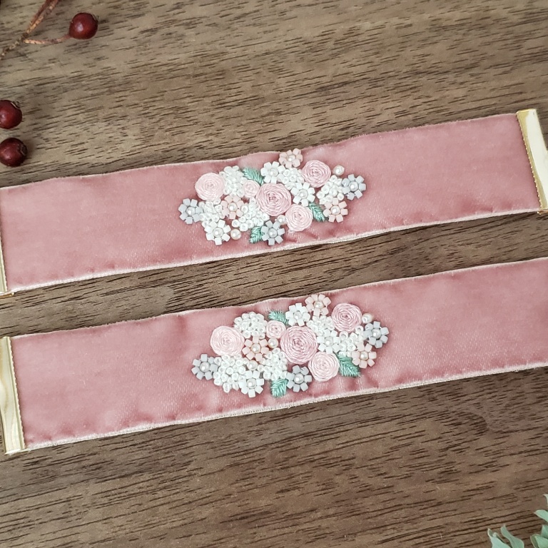 ベルベットリボンに　ブーケの刺繍・ビーズ刺繍　ブレスレット　ピンク