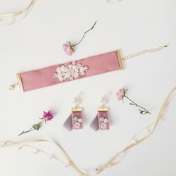 ベルベットリボンにお花の刺繍　ビーズ刺繍　イヤリング/ピアス　ピンク×グレー 11枚目の画像