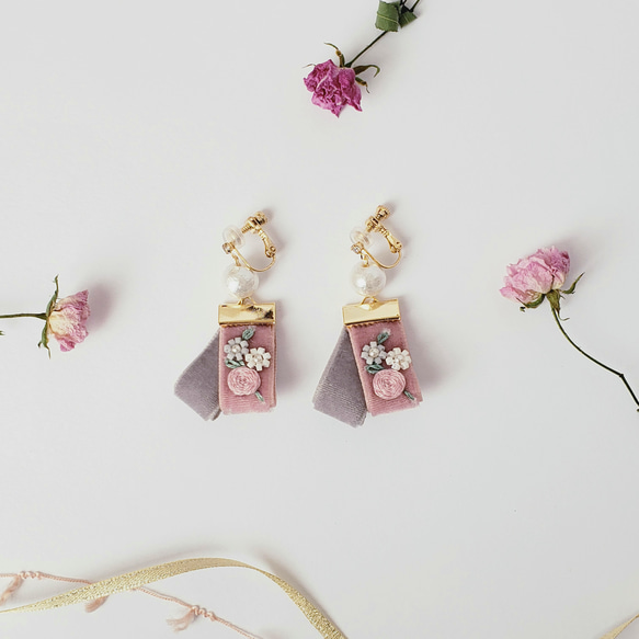 ベルベットリボンにお花の刺繍　ビーズ刺繍　イヤリング/ピアス　ピンク×グレー 2枚目の画像