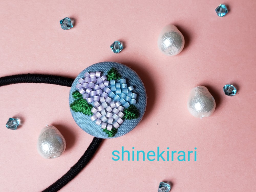 紫陽花にキラキラねこ(=^_^=)2.7センチくるみボタン☆ヘアゴム2点セット キラキラくるみボタン カフェシリーズ 27mm ビーズ刺繍 ヘアゴム