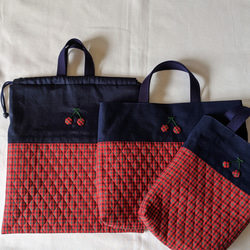 ファミリアチェックのレッスンバッグセット 紺 さくらんぼ アップリケ