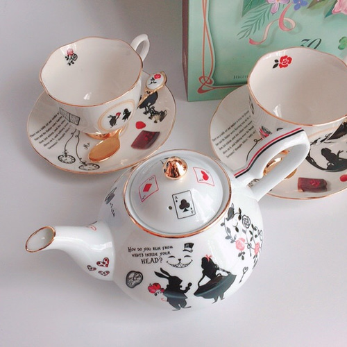 【再販】不思議の国のティーセット❤︎ ハートの小皿付き 再販】不思議の国のティーセット❤︎ ティーカップ Atelier