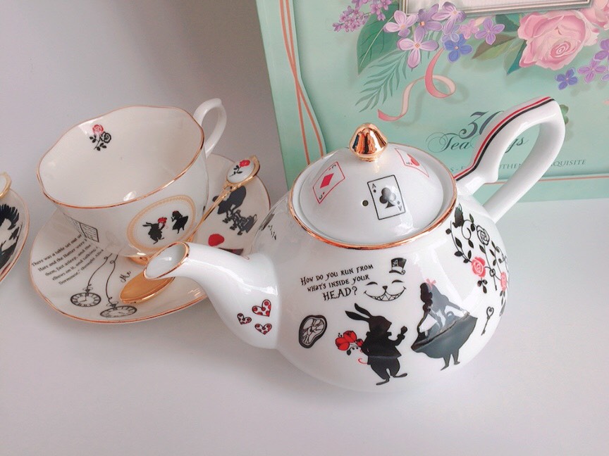 不思議の国のティーセット