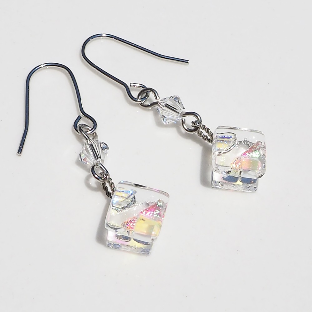 誕生石ガラス『４月』ピアス/イヤリング【長さ選べます】【金具選べます】≪送料無料≫