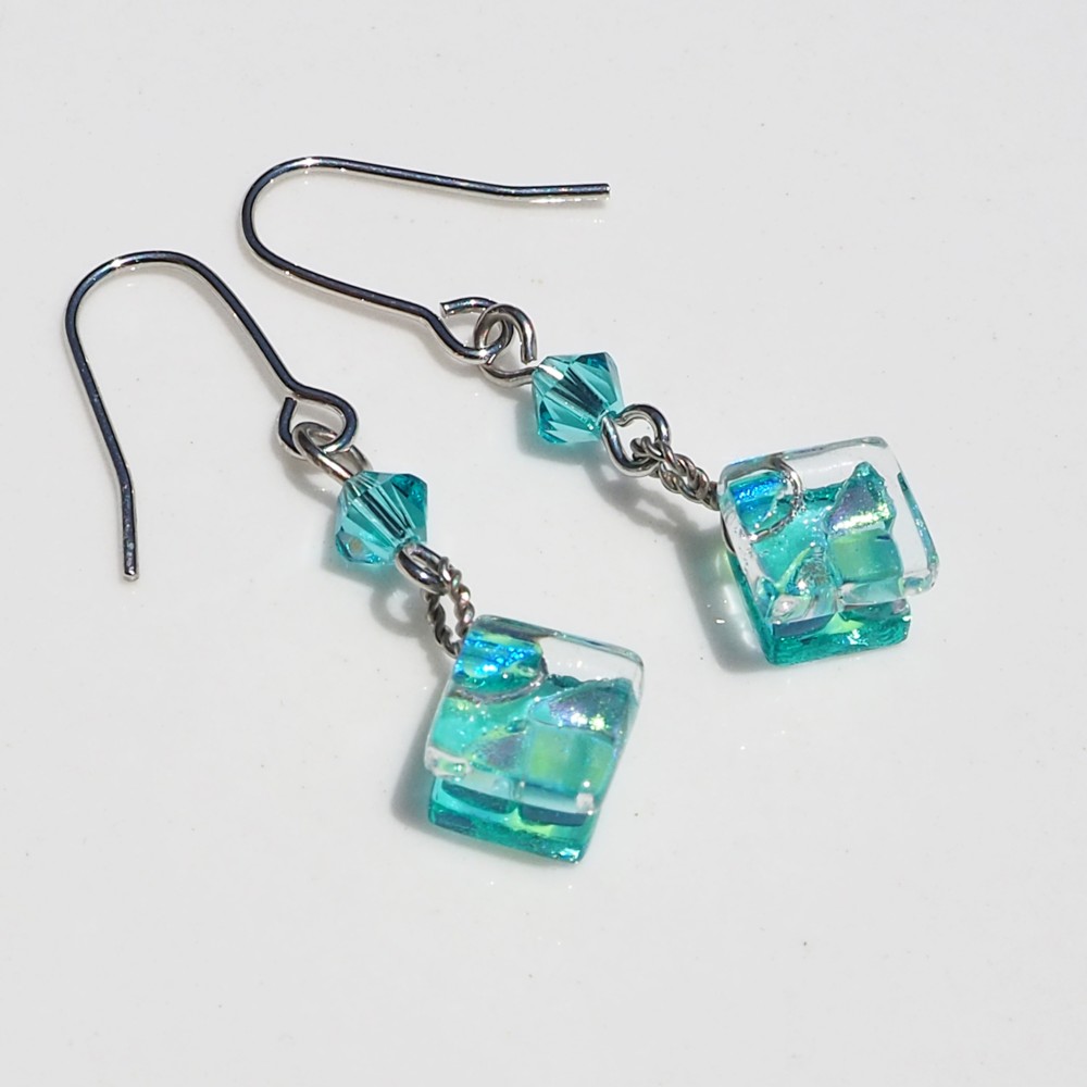 誕生石ガラス『３月』ピアス/イヤリング【長さ選べます】【金具選べます】≪送料無料≫