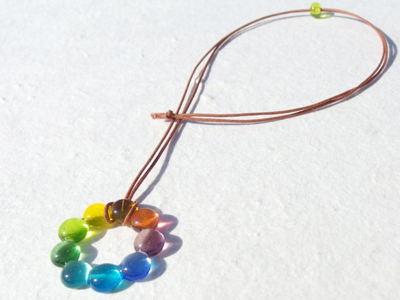 ガラスのリース『りーす【パレット】』ネックレス【紐の色、長さ選べます】【受注制作】≪送料無料≫ 2枚目の画像