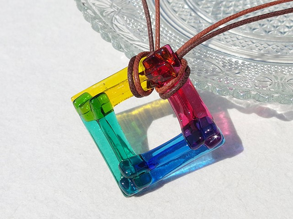 虹色重ねガラス『いろがさね【虹】』ネックレス【大きさ選べます】【紐の色、長さ選べます】【受注制作】≪送料無料≫ 1枚目の画像