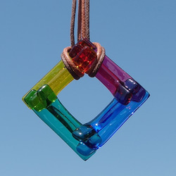 虹色重ねガラス『いろがさね【虹】』ネックレス【大きさ選べます】【紐の色、長さ選べます】【受注制作】≪送料無料≫ 3枚目の画像