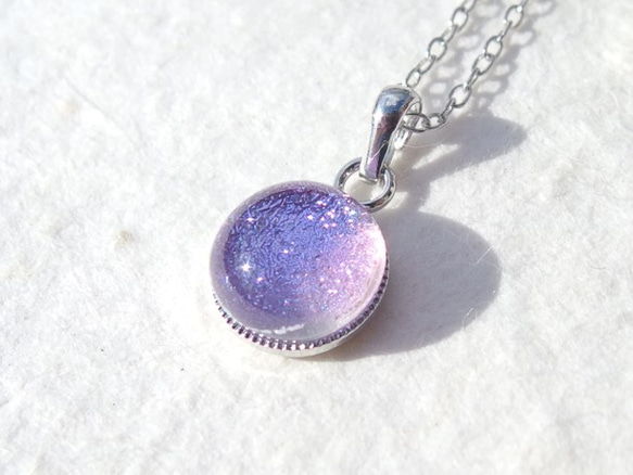 色が変わる光るガラス『きらり【白光マジック】』チェーンネックレス【大きさ選べ【綿紐、シルバー925選べます】≪送料無料≫ 1枚目の画像