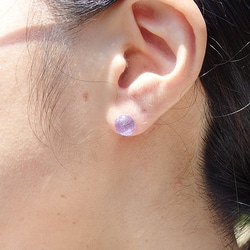 色が変わる光るガラス『きらり【中】【白光マジック】』チタンピアス/イヤリング【金具選べます】【受注制作】≪送料無料≫ 4枚目の画像