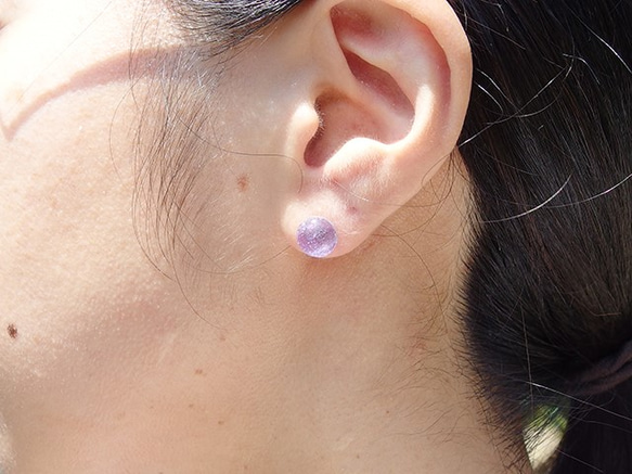 色が変わる光るガラス『きらり【中】【白光マジック】』チタンピアス/イヤリング【金具選べます】【受注制作】≪送料無料≫ 4枚目の画像