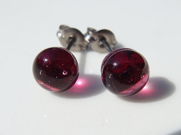 ふんわり明るいガラス『あかり【ボルドー】』チタンピアス/イヤリング  【大きさ選べます】【金具選べます】≪送料無料≫ 1枚目の画像