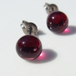 ふんわり明るいガラス『あかり【ボルドー】』チタンピアス/イヤリング  【大きさ選べます】【金具選べます】≪送料無料≫ 2枚目の画像