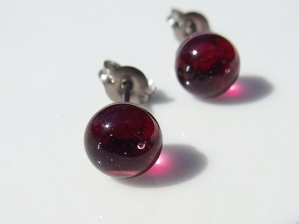 ふんわり明るいガラス『あかり【ボルドー】』チタンピアス/イヤリング  【大きさ選べます】【金具選べます】≪送料無料≫ 2枚目の画像