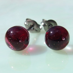 ふんわり明るいガラス『あかり【ボルドー】』チタンピアス/イヤリング  【大きさ選べます】【金具選べます】≪送料無料≫ 3枚目の画像
