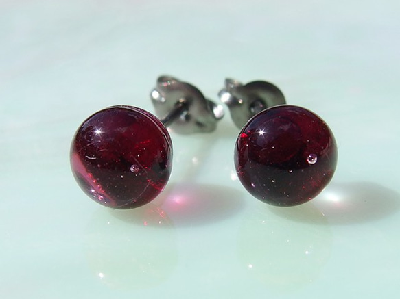 ふんわり明るいガラス『あかり【ボルドー】』チタンピアス/イヤリング  【大きさ選べます】【金具選べます】≪送料無料≫ 3枚目の画像