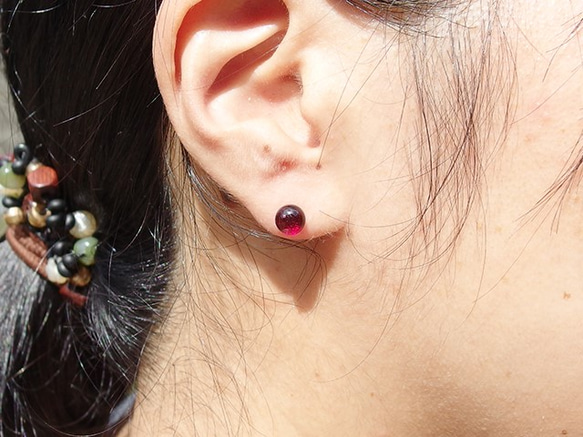 ふんわり明るいガラス『あかり【ボルドー】』チタンピアス/イヤリング  【大きさ選べます】【金具選べます】≪送料無料≫ 4枚目の画像