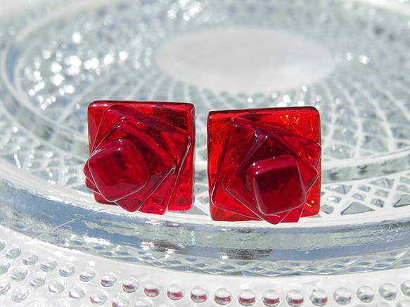 ガラスの薔薇『ばら【レッド】』チタンピアス/イヤリング【金具選べます】【受注制作】≪送料無料≫ 1枚目の画像