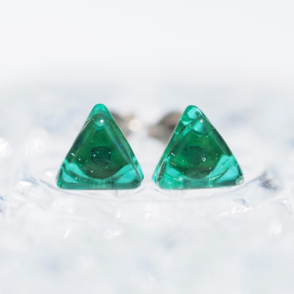 三角ガラス『さんかく【森】』チタンピアス/イヤリング【金具選べます】【受注制作】≪送料無料≫ 1枚目の画像