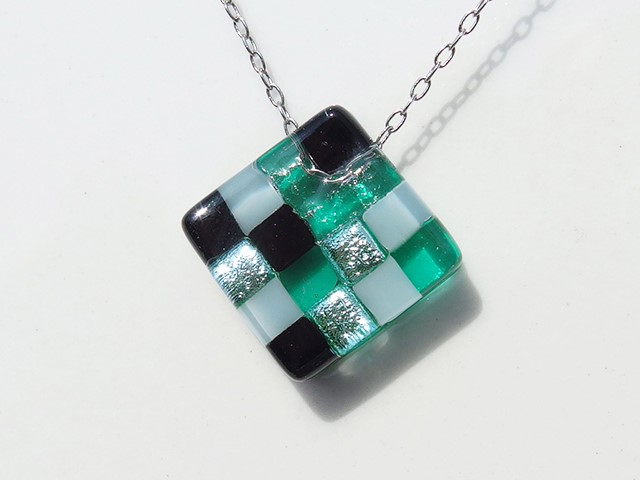 Coriquell シルバー 磁気ネックレス 緑のペンダント
