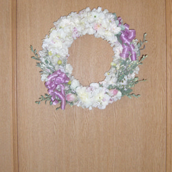 フラワーリース・ピンクのバラと小花のリース（ベース台３０cm・スタンド付き））　結婚のお祝い・ウエルカムボード・玄関・お 4枚目の画像