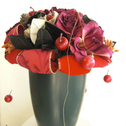 クリスマス　ワインレットと黒バラのアレンジ　テーブル花・インテリア・贈り物・各種御祝い・ 2枚目の画像