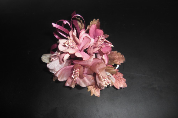 手染め花（布花）　　プリムラのプチコサージュ　　フォーマルシーン・カジュアルに・・・ 1枚目の画像