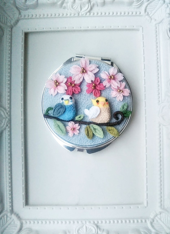 インコさんたちと春の桜の手鏡。つまみ細工 4枚目の画像