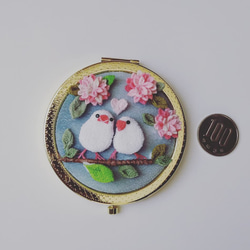 白文鳥の恋人同士と金平糖のようなお花の手鏡 3枚目の画像