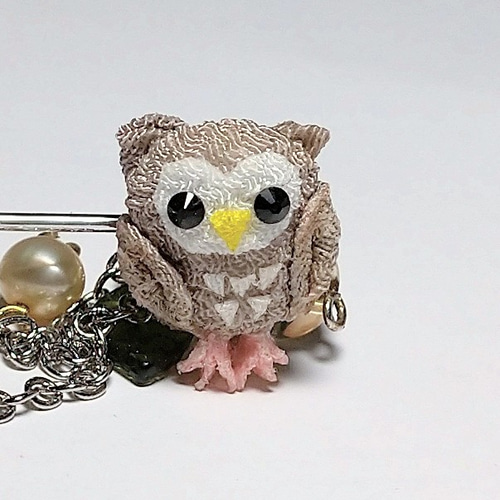 フクロウさんとアンティークビーズのブローチピン。つまみ細工