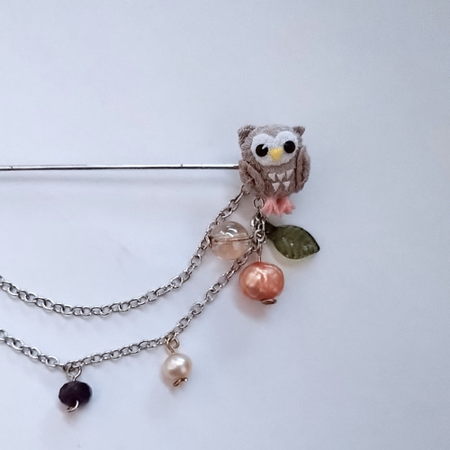 フクロウさんとアンティークビーズのブローチピン。つまみ細工