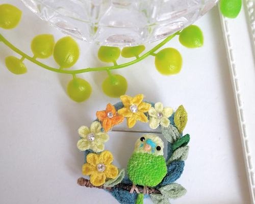セキセイインコさんとお花のリングブローチ。つまみ細工。 ブローチ さ