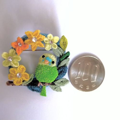 セキセイインコさんとお花のリングブローチ。つまみ細工。 ブローチ さ