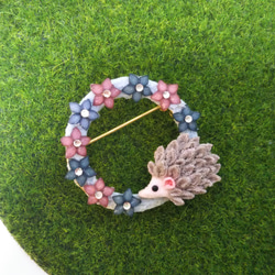 ハリネズミとスモーキーピンク＆ブルーのお花、春のリースブローチ。つまみ細工。 6枚目の画像