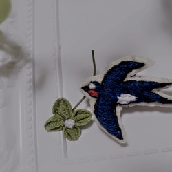 ツバメと四つ葉のクローバーのブローチ 4枚目の画像