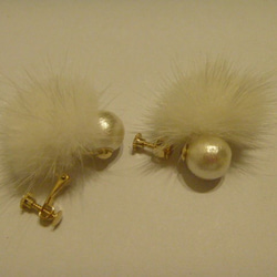 コットンパール＆白のファーのイヤリング　 2枚目の画像