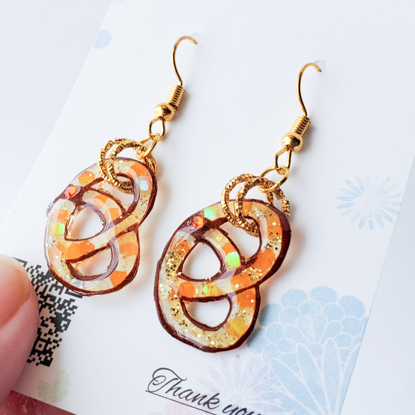 [受注製作]プレッツェルの切り絵ピアス/イヤリング 1枚目の画像