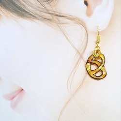 [受注製作]プレッツェルの切り絵ピアス/イヤリング 2枚目の画像