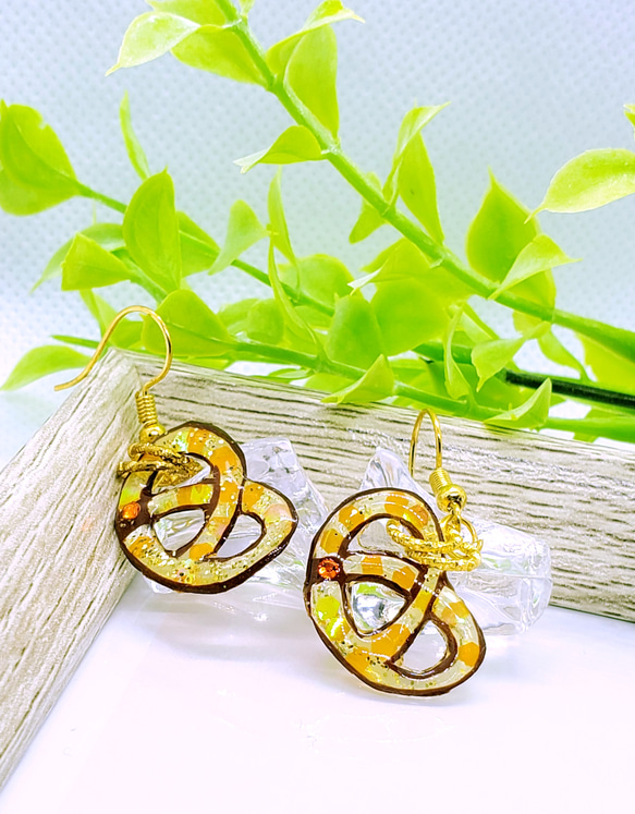 [受注製作]プレッツェルの切り絵ピアス/イヤリング 5枚目の画像