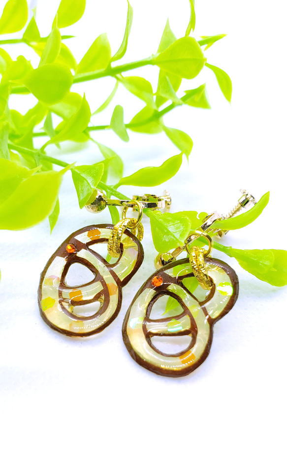 [受注製作]プレッツェルの切り絵ピアス/イヤリング 7枚目の画像