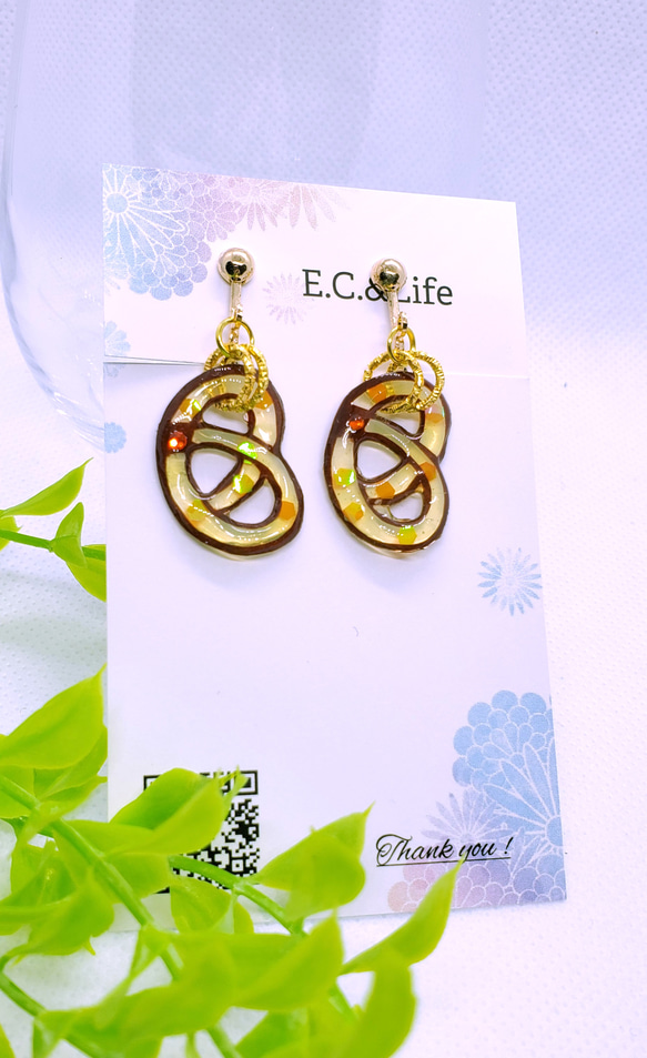 [受注製作]プレッツェルの切り絵ピアス/イヤリング 8枚目の画像