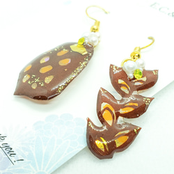 [受注製作]アップルパイとエピの切り絵ピアス/イヤリング 1枚目の画像